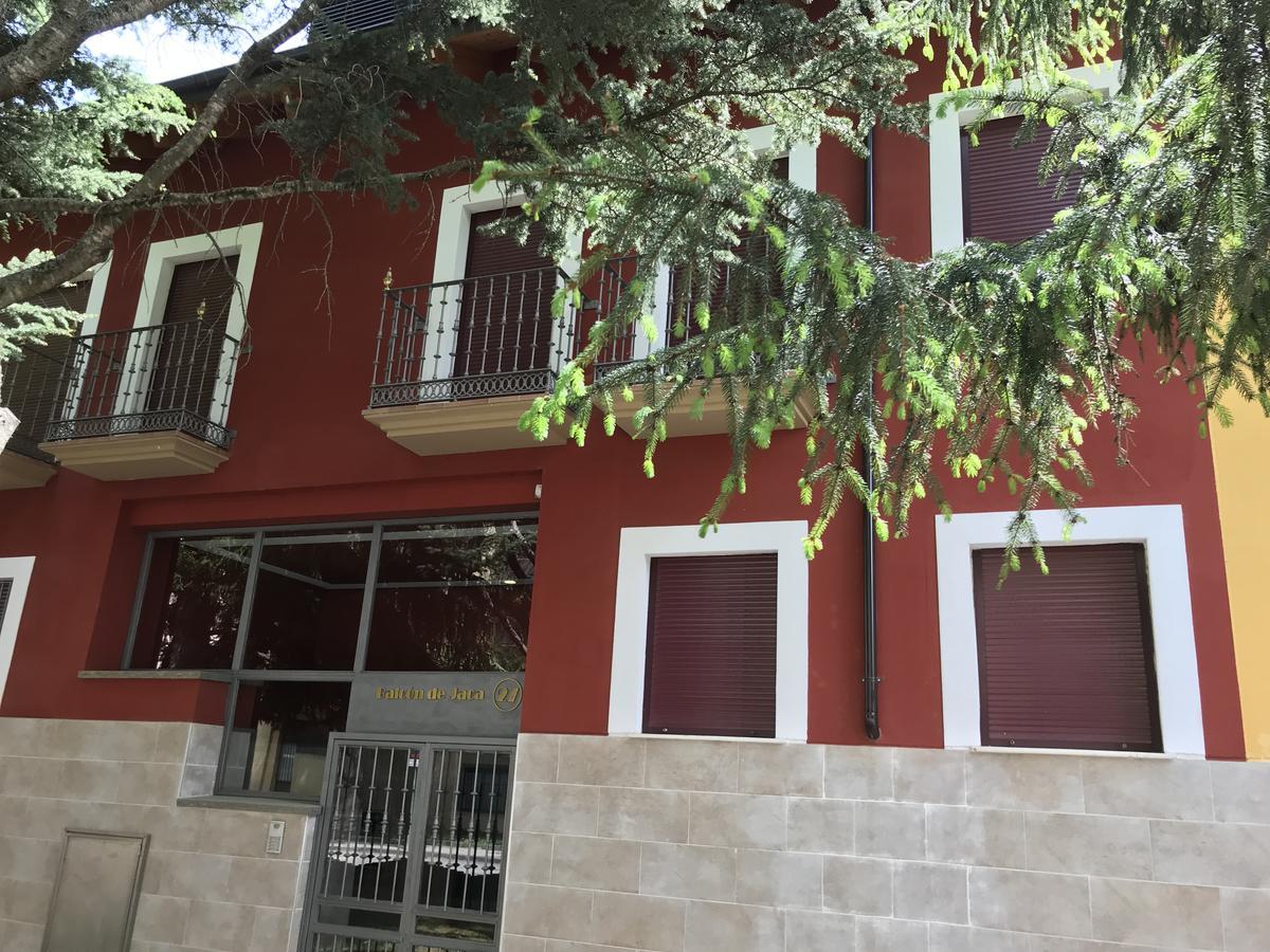 Apartamento Balcon De Jaca I Bagian luar foto